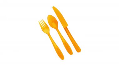 Mutfak konularındaki bilgi grafiklerinde kullanılmak üzere renkli çatal bıçaklarla hareket animasyonunu durdurun. Beyaz arka planda çatal bıçak takımının rengini değiştirmek. Ürünlerin tanıtımı için. Hareketi durdur