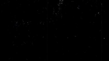 Çizik ve hasarlı Vintage TV ekranı. Eski Film Efekti, Retro Film. Yuvarlak kenarlı siyah beyaz ekran ve hasarlı film şeridi. Bozukluk, çizikler ve ışık sızıntıları. 4K.