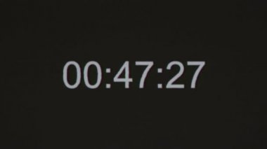 Zaman kodlu VHS etkisi. Siyah arka plandaki rakamlar gerçek zamanlı. Siyah fon dijital ses. Zaman kodu geri sayım arızası gerçek zamanlı 1 dakika 30 fps.