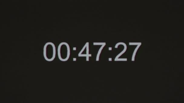 Zaman kodlu VHS etkisi. Siyah arka plandaki rakamlar gerçek zamanlı. Siyah fon dijital ses. Zaman kodu geri sayım arızası gerçek zamanlı 1 dakika 30 fps. — Stok video