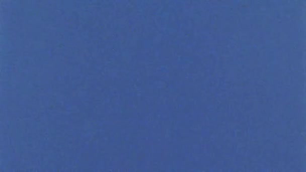O fundo azul da tela CRT com granulação de ruído de sinal. Efeitos VHS ideais para misturar como um efeito de TV dos anos 80 e 90. SHV. — Vídeo de Stock