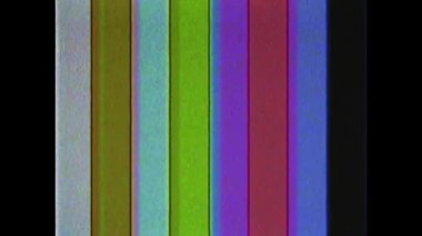 VHS efektli SMPTE renk çubukları. SMPTE renk şeridi teknik problemleri. Renkli çubuklu bir televizyon iletiminin test kalıbı. Renk Çubukları veri arızaları.