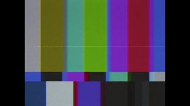 Eski CRT TV renk oluşturma testi. VHS efektli SMPTE renk çubukları. SMPTE renk şeridi teknik problemleri. Renkli çubuklu bir televizyon iletiminin deneme kalıbı.