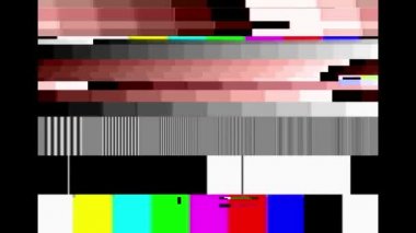 Eski televizyonun sesta yorumlaması sırasında arıza etkisi. VHS efektli SMPTE renk çubukları. SMPTE renk şeridi teknik problemleri. Arıza efekti.