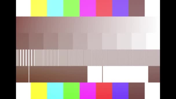 오래 된 조명된 그림 튜브의 스크린에 화려 한 막대가 달린 TV 송신의 테스트 패턴. 저조 한 색상 테스트 결과 SMPTE 색상 스트립. — 비디오
