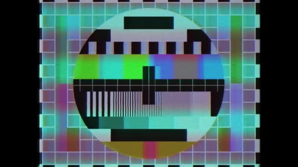 VHS-Effekt Retro-TV. Alter Fernseher mit blauen Störstreifen. SMPTE Farbbalken mit Glitch-Effekt. Technische Probleme mit SMPTE-Farbstreifen. — Stockvideo