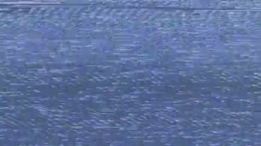 VHS arızaları ve mavi arkaplanda parazit var. Dijital TV Gürültüsü yanıp sönüyor. Sinyal yok. VHS Analog Soyut Dijital Animasyon. Eski televizyon. Kötü parazit. Retro 80 'ler, 90' lar.