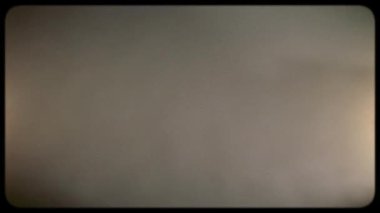 Klasik TV ekran kaydı. Yuvarlak kenarlı bir kineskopla eski bir televizyonun etkisi. Retro film videosu, efekt görüntüleri. Üst üste koymak için ideal.