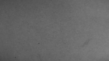 Hasarlı klasik film efekti. Gri arkaplan, yanıp sönen çizikler ve uzun süreli kullanımdan dolayı filme verilen hasar. Çizik ve hasarlı Vintage TV ekranı.