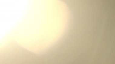 Amber Light Kara Arkaplanda Sızıntı Yapıyor. Arka plan için mercek aydınlatma kaplamaları. Video Renk Filtreleri. 4K.