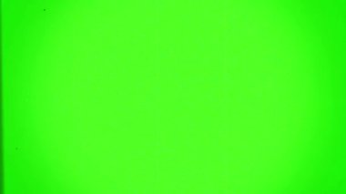 Yeşil ekran üzerinde gerçekçi klasik film çizim efekti, toz, çamur ve analog gürültüyle hasarlı CRT televizyon oynatıcısı simülasyonu. Renkli anahtar kullanarak video düzenleme yazılımında üst üste koymak ve birleştirmek için idealdir. Retro estetik için mükemmel, VHS