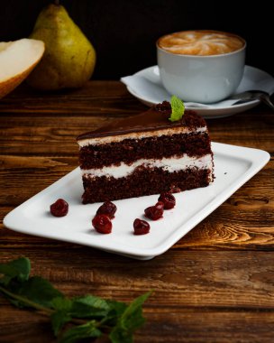 Beyaz tabakta çilekli çikolatalı pasta.