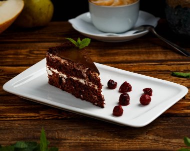 Beyaz tabakta çilekli çikolatalı pasta.