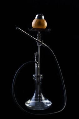 Siyah arka planda meyvenin üstünde nargile