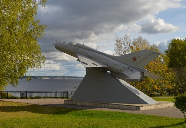 Gorki baraj gölünün kıyısında