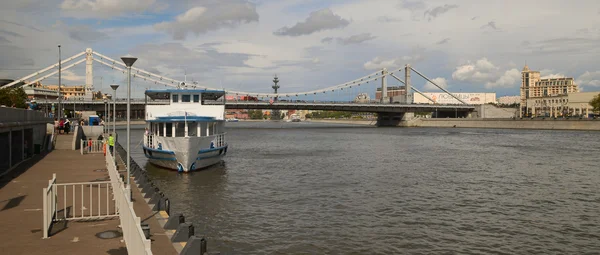 Moskova. Merkezi. Nehirden Moskova görüntülemek.