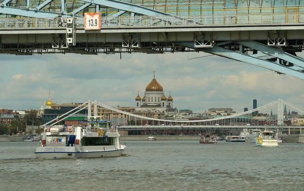 01.09.2015 Moskou. Centrum. Uitzicht vanaf de rivier de Moskou. — Stockfoto