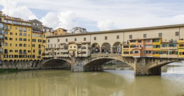    İtalya. Floransa. Ponte Vecchio köprüsü ve Arno nehri manzarası.
