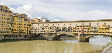    İtalya. Floransa. Ponte Vecchio köprüsü ve Arno nehri manzarası.