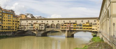    İtalya. Floransa. Ponte Vecchio köprüsü ve Arno nehri manzarası.