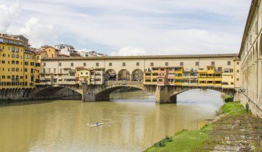    İtalya. Floransa. Ponte Vecchio köprüsü ve Arno nehri manzarası.