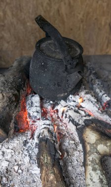 Yanmış çaydanlık ateşte.