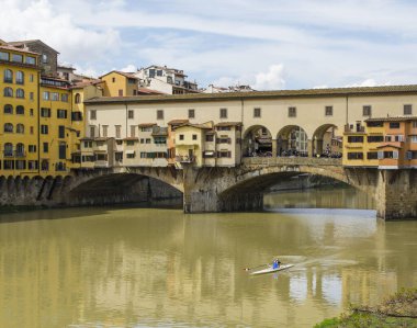 İtalya. Floransa. Ponte Vecchio köprüsünün görüntüsü.