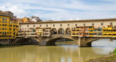 Ponte Vecchio köprüsü ve Arno nehri manzarası.