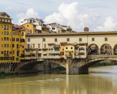 Ponte Vecchio köprüsü ve Arno nehri manzarası.
