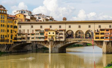 Ponte Vecchio köprüsü ve Arno nehri manzarası.