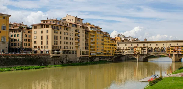 2019年4月 イタリアだ フィレンツェだ アルノ川の眺めとフィレンツェの中心部 — ストック写真