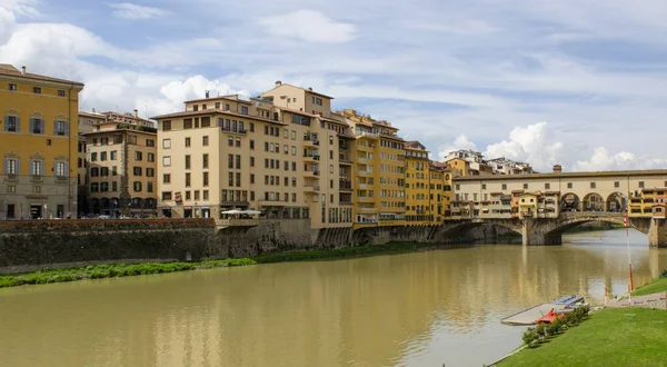 2019年4月 イタリアだ フィレンツェだ アルノ川の眺めとフィレンツェの中心部 — ストック写真