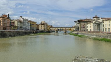 10.04.2019. İtalya. Floransa. Arno Nehri manzarası ve Floransa merkezi.