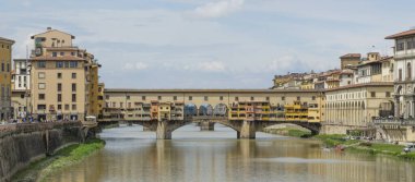 10.04.2019. İtalya. Floransa. Ponte Vecchio köprüsü ve Arno nehri manzarası.