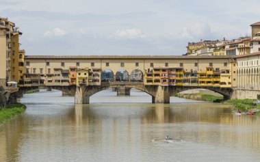    İtalya. Floransa. Ponte Vecchio köprüsü ve Arno nehri manzarası.