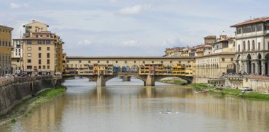 10.04.2019. İtalya. Floransa. Ponte Vecchio köprüsü ve Arno nehri manzarası.