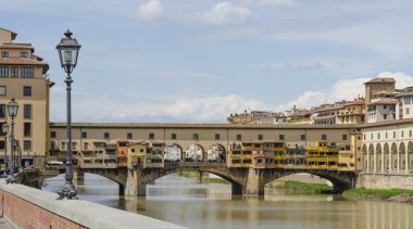 10.04.2019. İtalya. Floransa. Arno Nehri manzarası ve Floransa merkezi.
