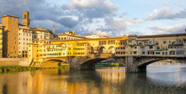 İtalya. Floransa. Ponte Vecchio köprüsü ve Arno nehri manzarası.