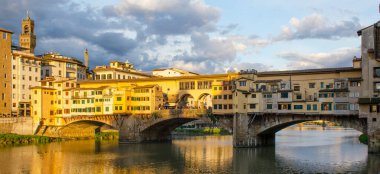 İtalya. Floransa. Ponte Vecchio köprüsü ve Arno nehri manzarası.