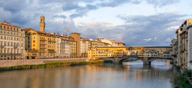 İtalya. Floransa. Ponte Vecchio köprüsü ve Arno nehri manzarası.