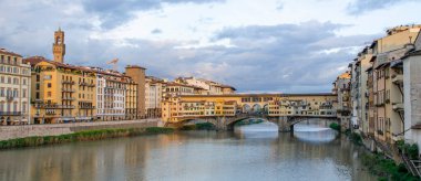 İtalya. Floransa. Ponte Vecchio köprüsü ve Arno nehri manzarası.