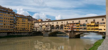 İtalya. Floransa. Ponte Vecchio köprüsü ve Arno nehri manzarası.