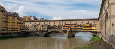 İtalya. Floransa. Ponte Vecchio köprüsü ve Arno nehri manzarası.