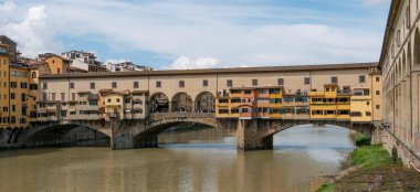 İtalya. Floransa. Ponte Vecchio köprüsü ve Arno nehri manzarası.