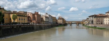  İtalya. Floransa. Arno Nehri manzarası ve Floransa merkezi.
