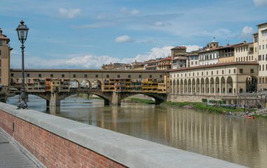  İtalya. Floransa. Arno Nehri manzarası ve Floransa merkezi.