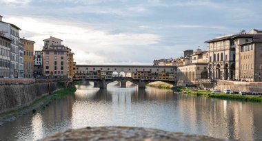 İtalya. Floransa. Akşam manzaralı Ponte Vecchio Köprüsü ve Arno Nehri.