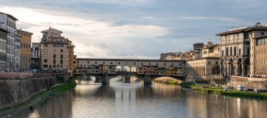 İtalya. Floransa. Akşam manzaralı Ponte Vecchio Köprüsü ve Arno Nehri.