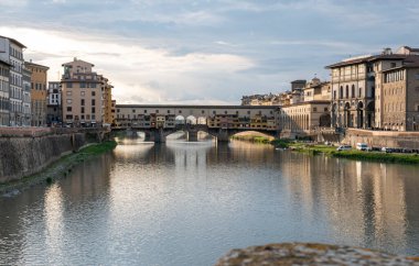 İtalya. Floransa. Akşam manzaralı Ponte Vecchio Köprüsü ve Arno Nehri.