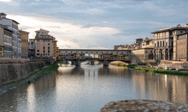 İtalya. Floransa. Akşam manzaralı Ponte Vecchio Köprüsü ve Arno Nehri.
